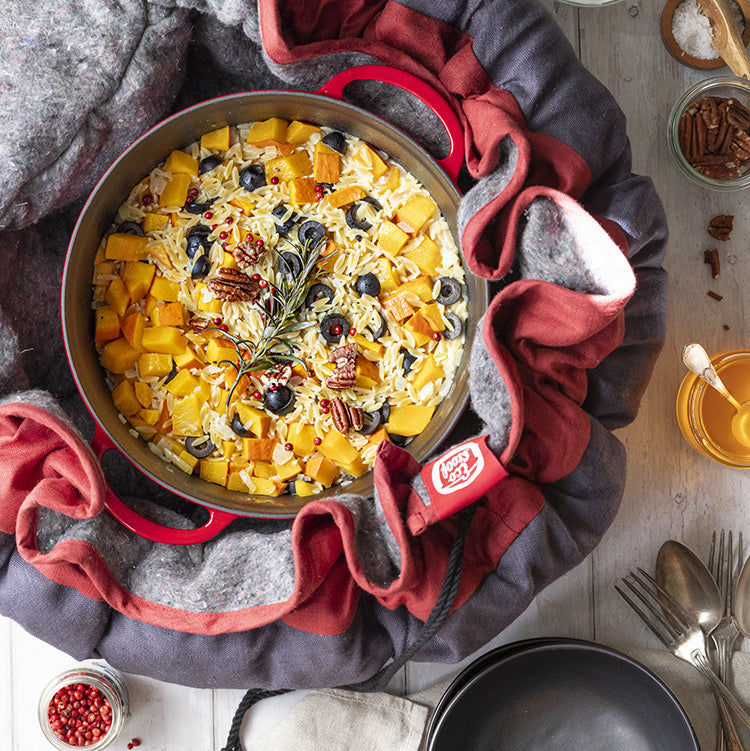 Romige one pot orzo pasta met pompoen, geitenroomkaas & pecannoten uit de EcoStoof®